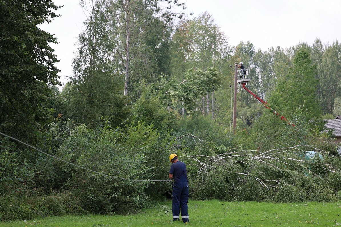Ceturtdien vētras dēļ bez elektrības vēl aptuveni 6800 mājsaimniecību
