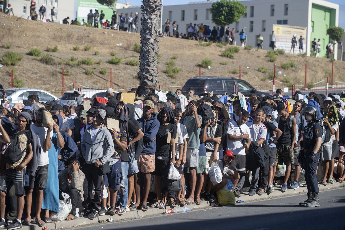 Pretrunas Spānijas valdībā par izlūkdienesta brīdinājumu par migrantu pieplūdumu Seutā