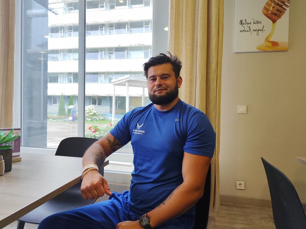 Ukraina veterāns Dmitro Ribačenko atgūst veselību Latvijā