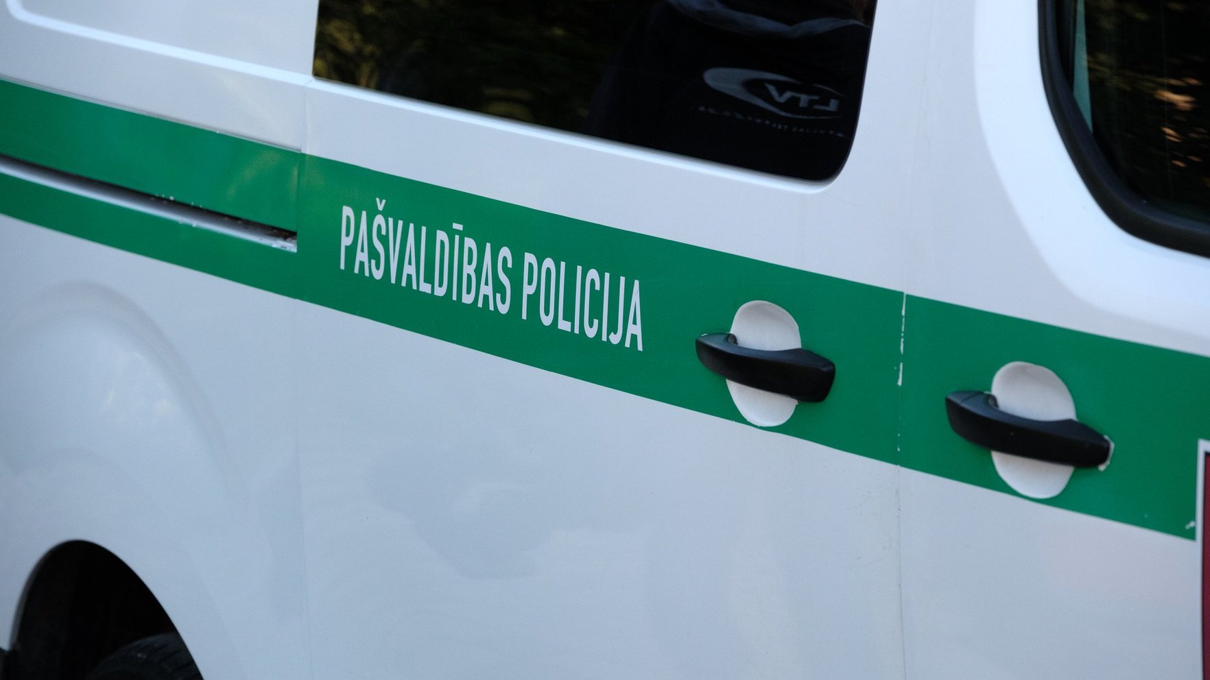 Aizputē policija izšķir āpša un eža kautiņu