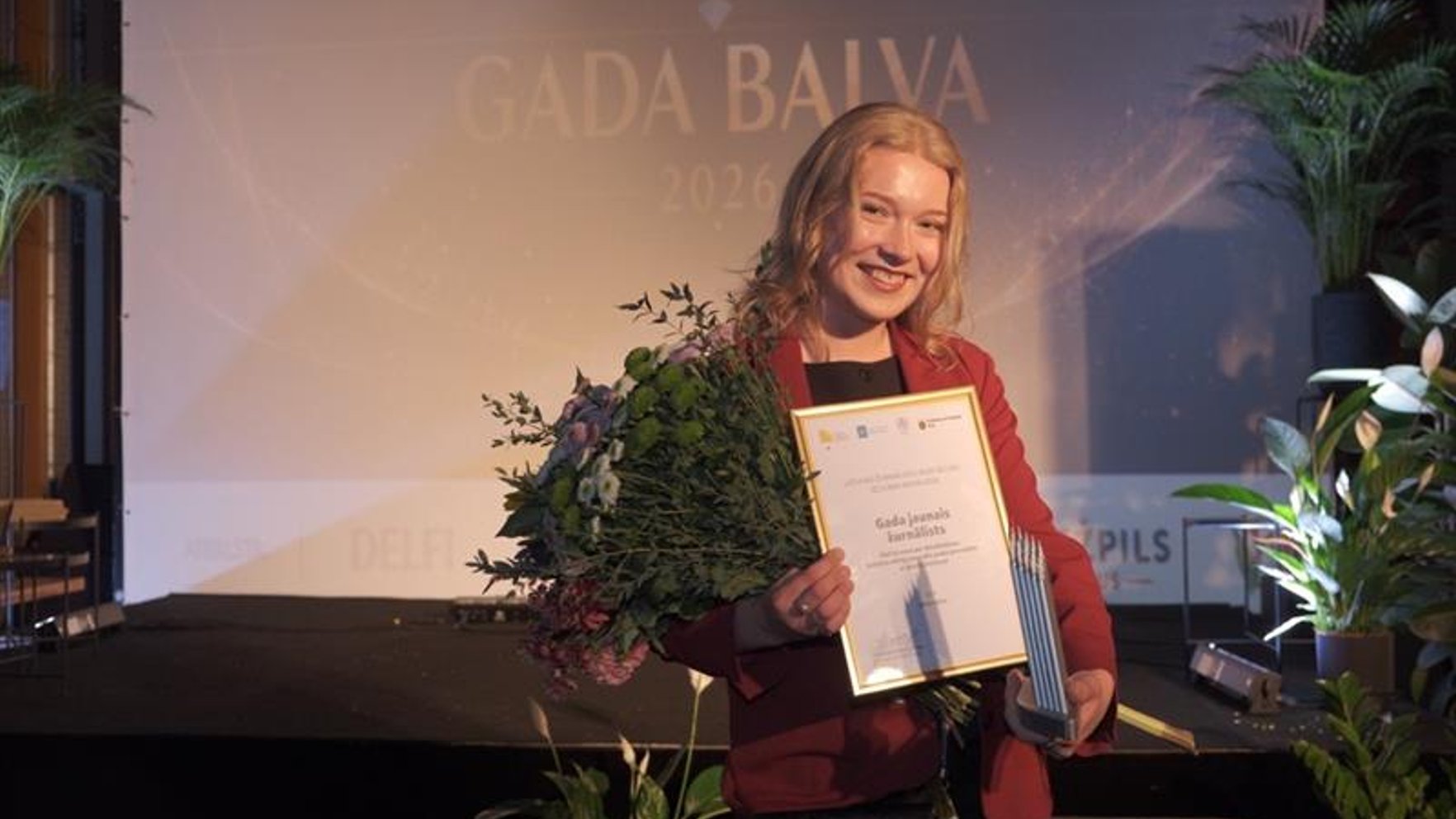 Anna Apīne saņem LŽA ‘Gada jaunā žurnālista’ balvu