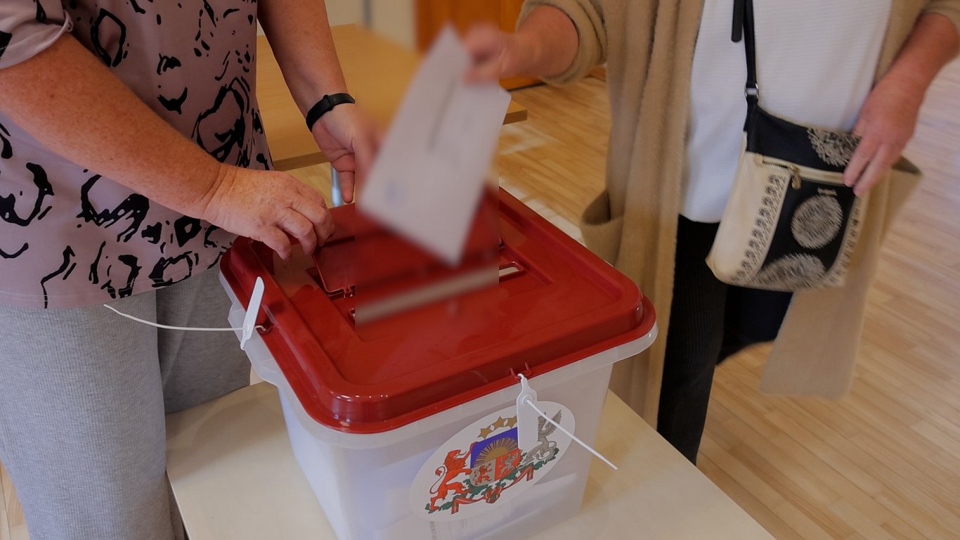 Bauskas novadā vēlētāji aktīvi dodas uz iecirkņiem pirms 15. Saeimas vēlēšanām