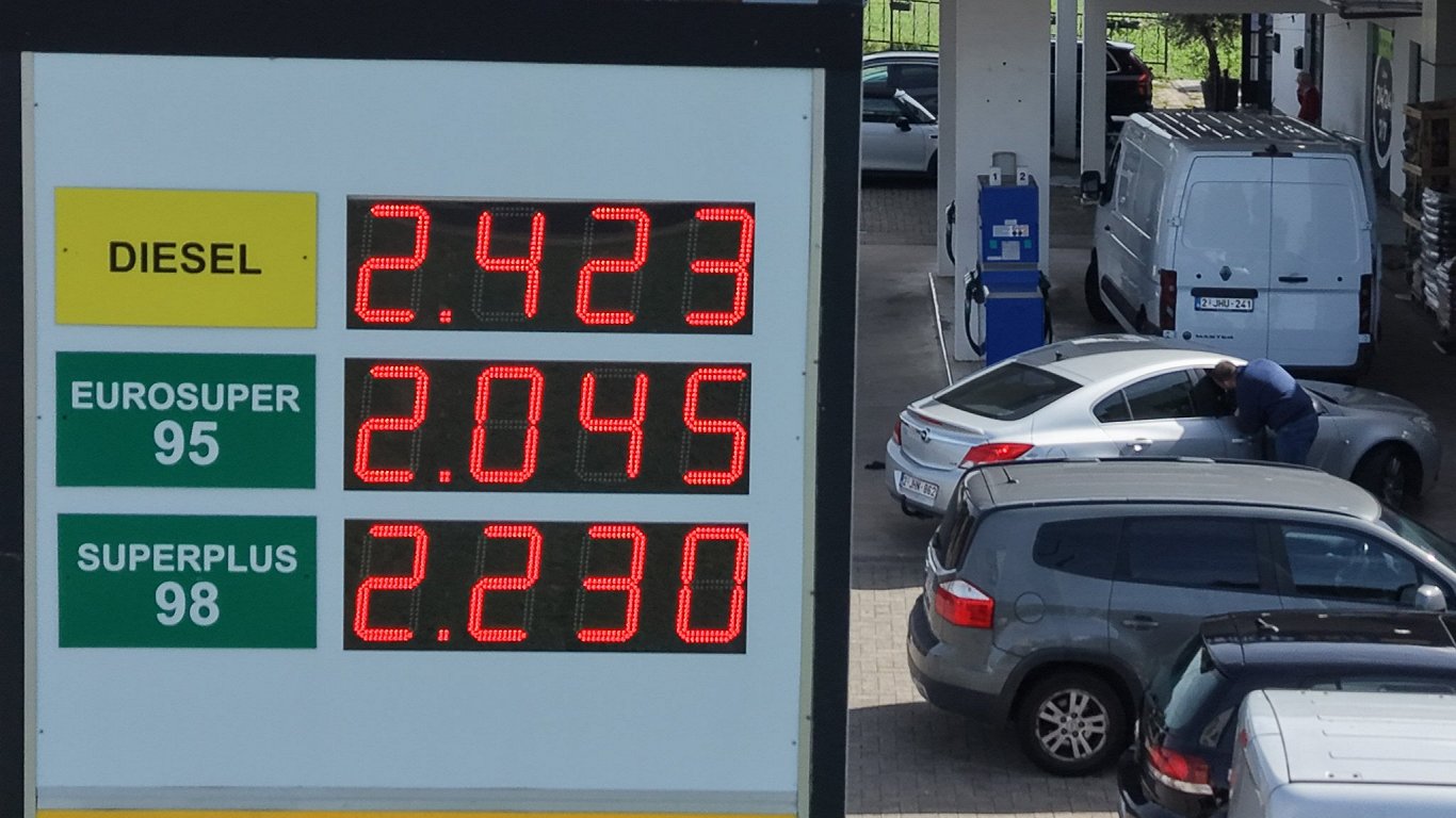 Degvielas cenu kāpums satrauc Eiropas valdības