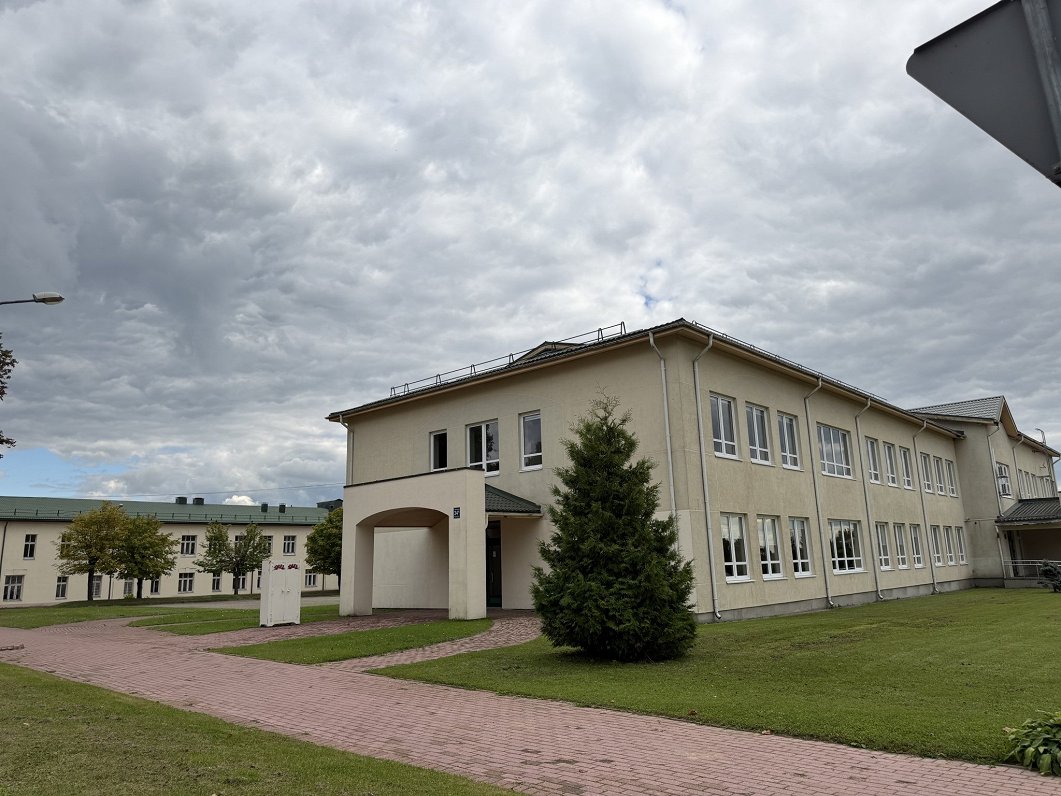 Jauno mācību gadu uzsāk apvienotā Ludzas vidusskola; vecākiem bažas par bērnu iejušanos