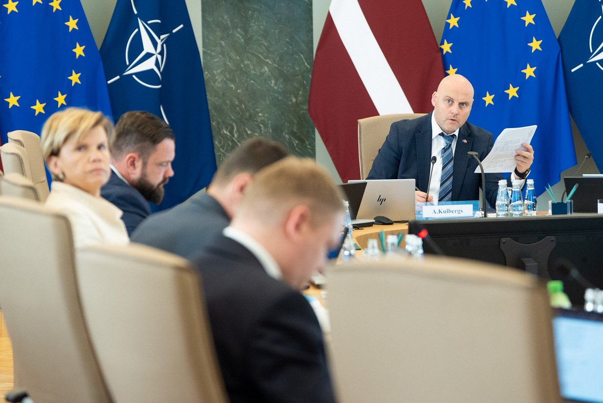 Latvija pieņem sankcijas pret krievu oligarhiem, radot domstarpības koalīcijā