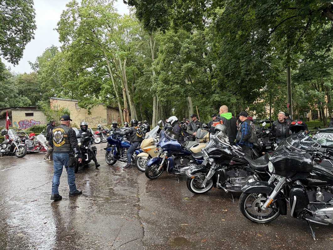Motobraucienā piedalās cilvēki ar redzes traucējumiem