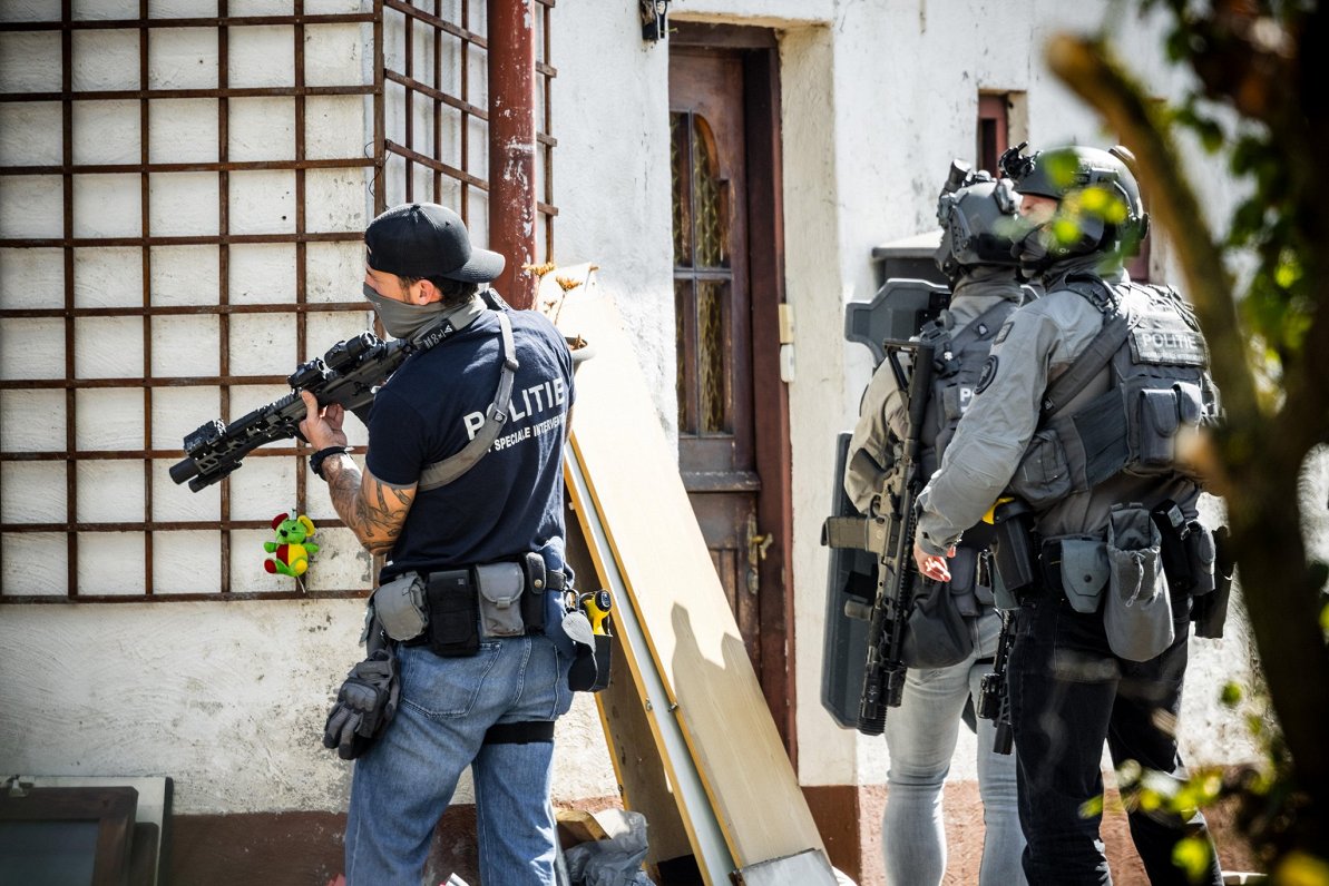 Nīderlandē pēc apšaudes aizturētas 34 personas; uzbrukums, iespējams, saistīts ar narkotiku kontrabandu