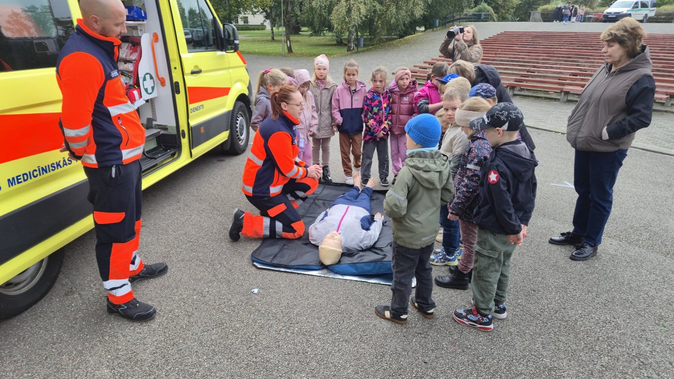 Pirmklasniekiem atgādina par drošību un rīcību nelaimē