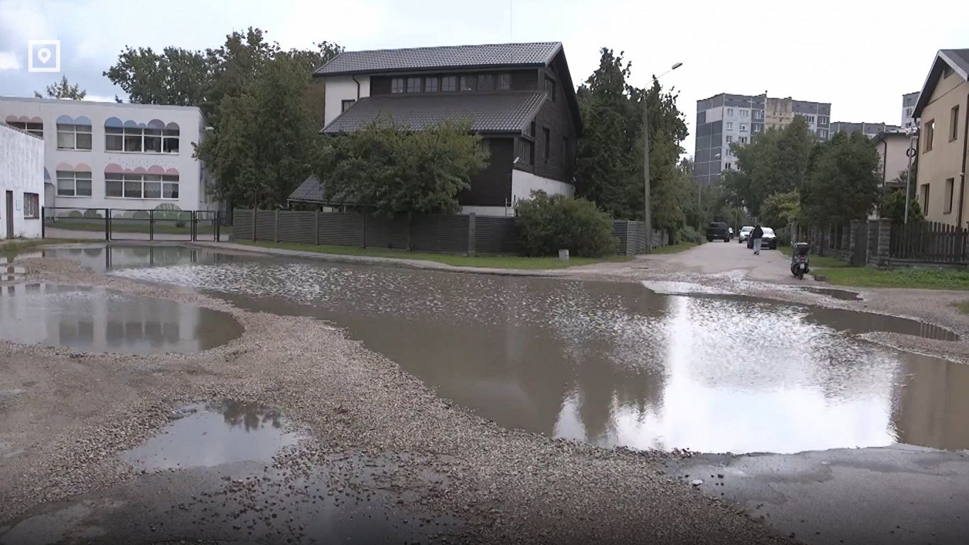 Purvciemā jau desmit gadus nemitīgi cīnās ar milzu peļķi