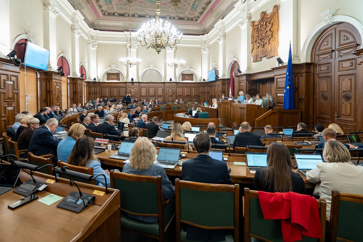 Saeimas un sabiedrības sociālā portreta atšķirības: jaunieši un cilvēki ar zemiem ienākumiem mazāk pārstāvēti