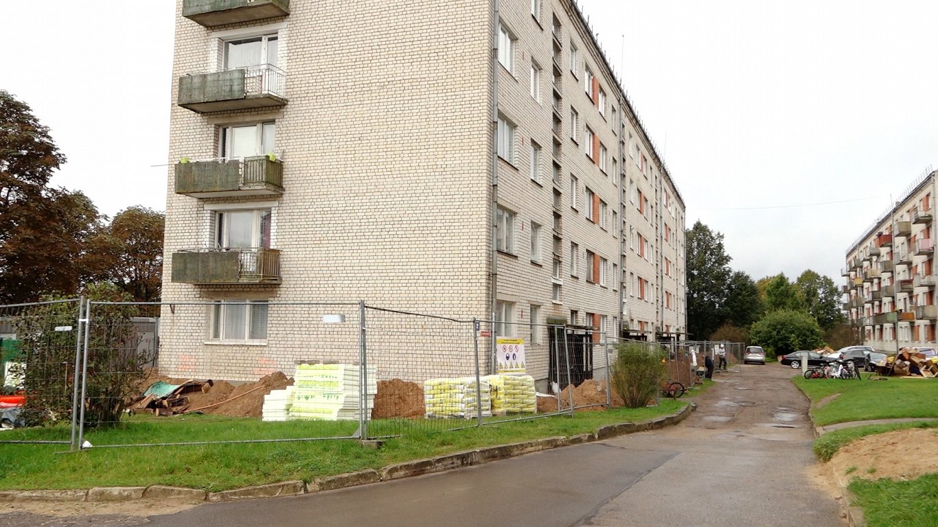 Sedā sākuši renovēt pirmo daudzdzīvokļu māju