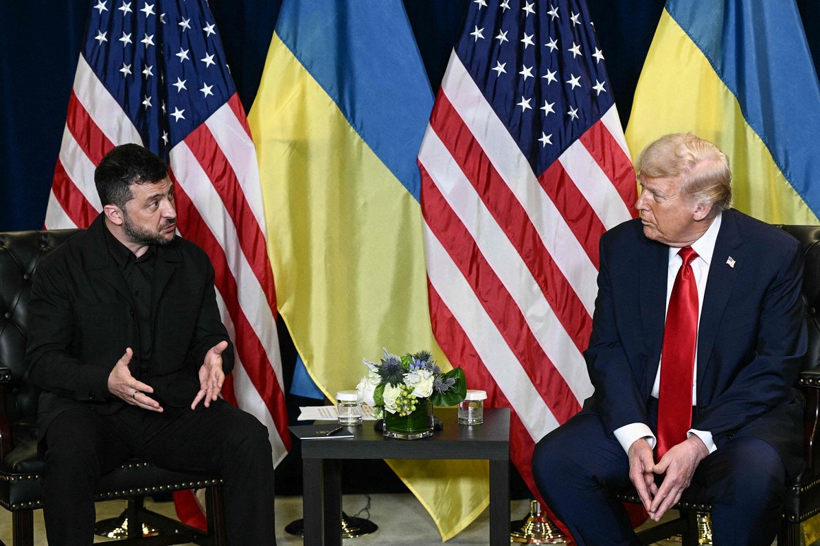 Tramps un Zelenskis ANO apspriež enerģētikas pamieru un aizsardzības iespējas Ukrainā