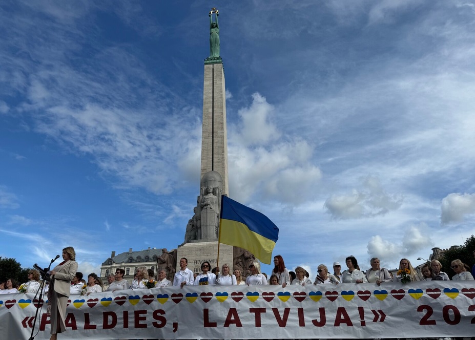 Ukraiņi izsaka pateicību Latvijas tautai pie Brīvības pieminekļa