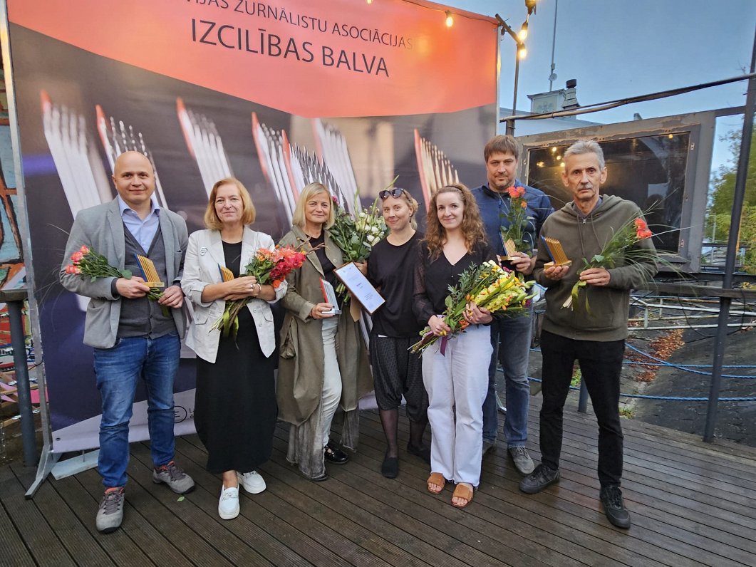 Vairāki Latvijas Sabiedriskā medija žurnālisti saņem žurnālistikas «Izcilības balvu»