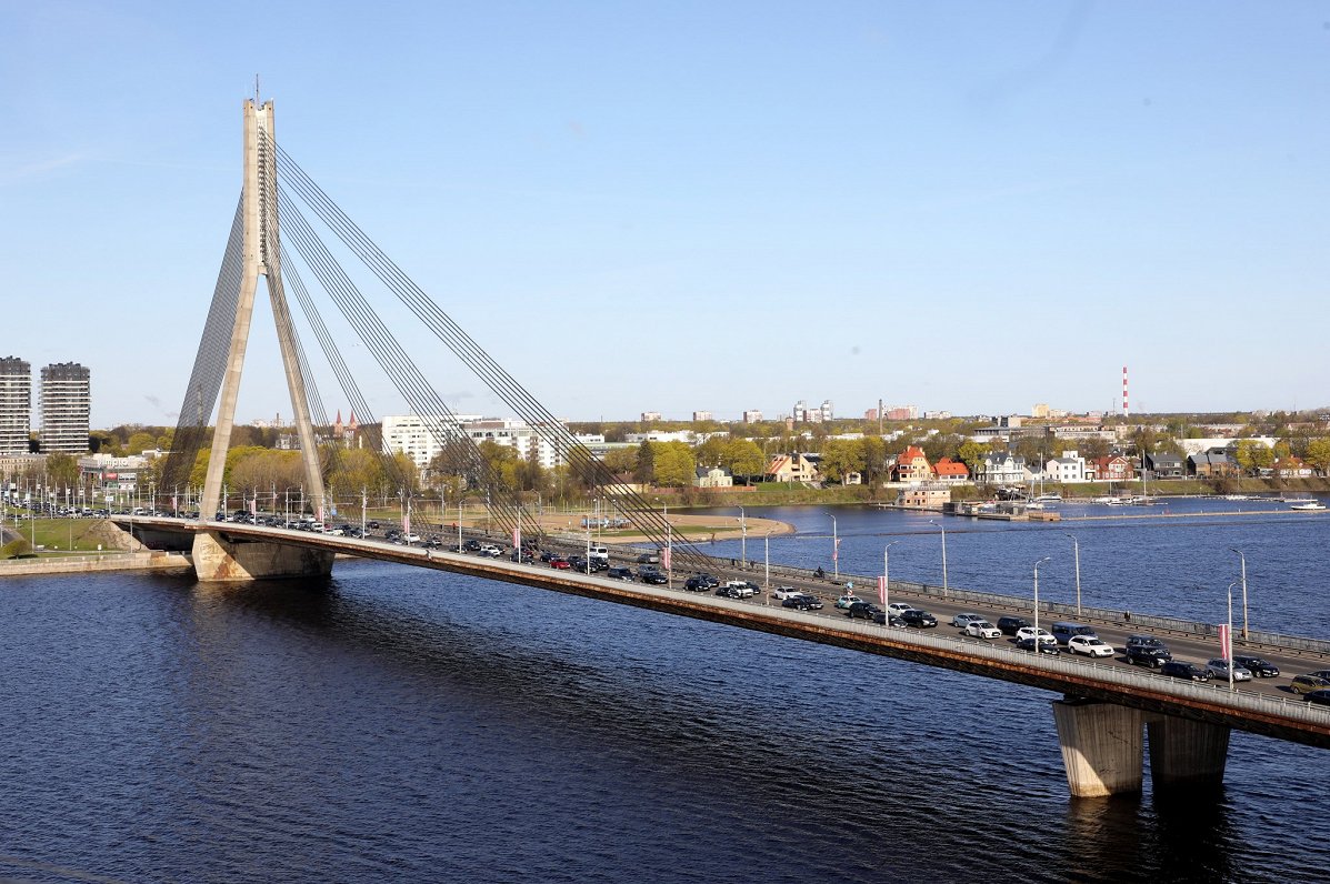Valdība plāno samazināt degvielas cenas un uzsākt Vanšu tilta remontu