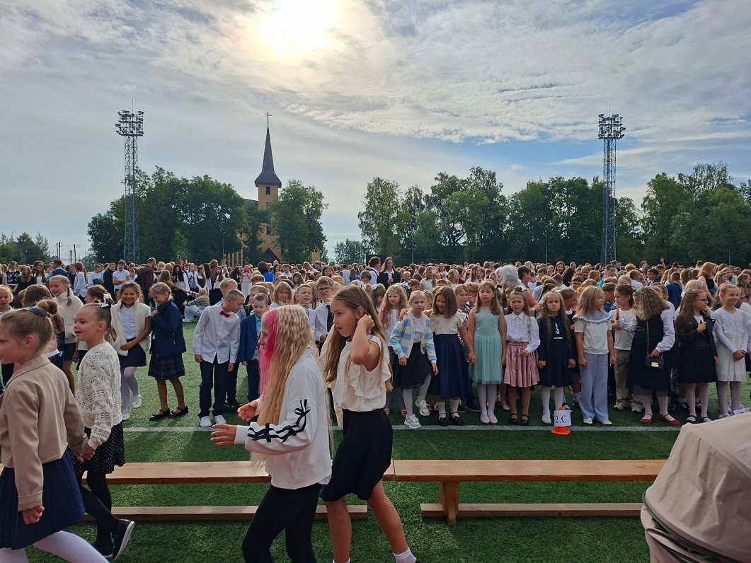 Zinību dienā Olainē skolēni dalās ar sajūtām un gaidāmā mācību gada izaicinājumiem