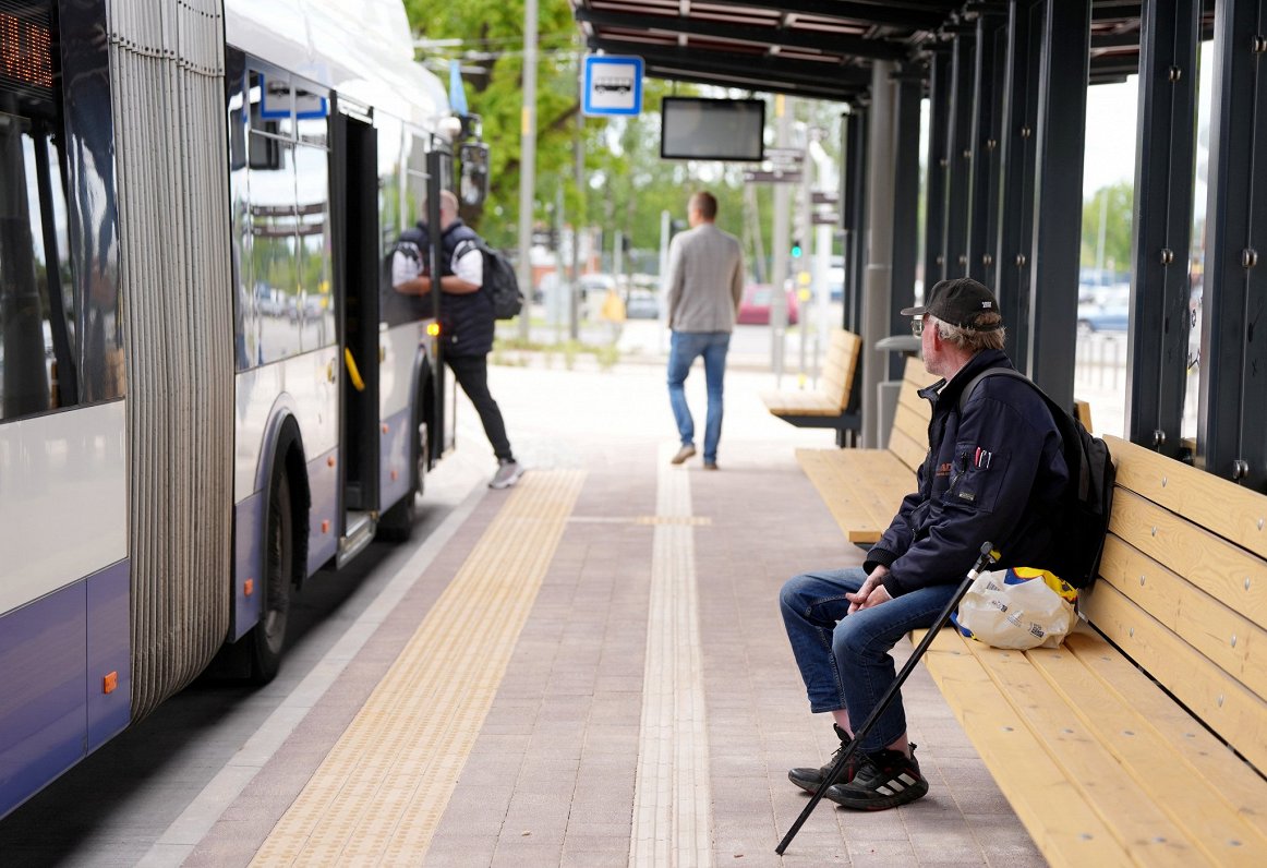 Zupas virtuve Ziepniekkalnā apvieno cilvēkus nabadzības dēļ