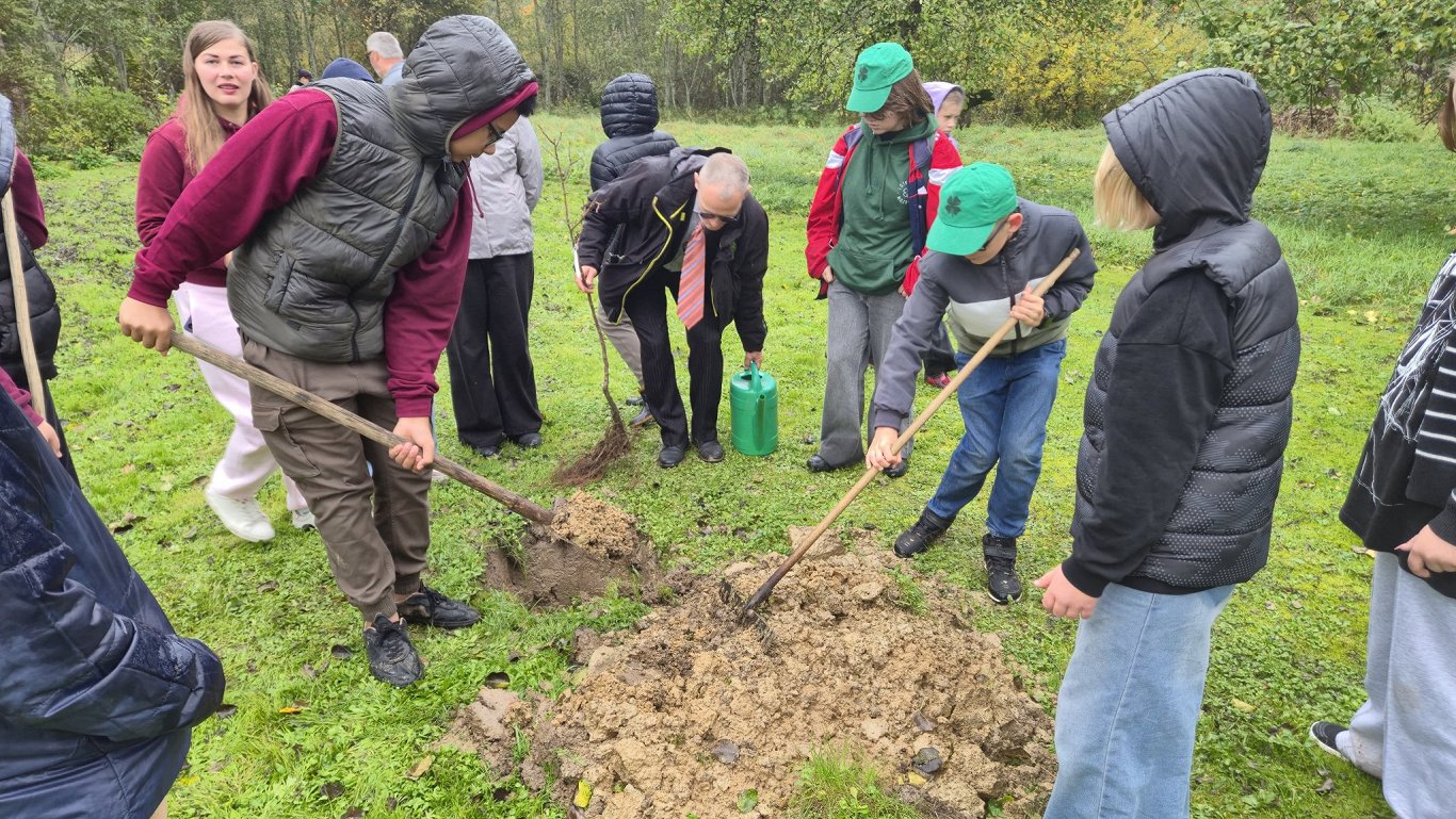 Akcija «Stādām kopā Latvijai» turpina augļu dārzu veidošanu visā valstī