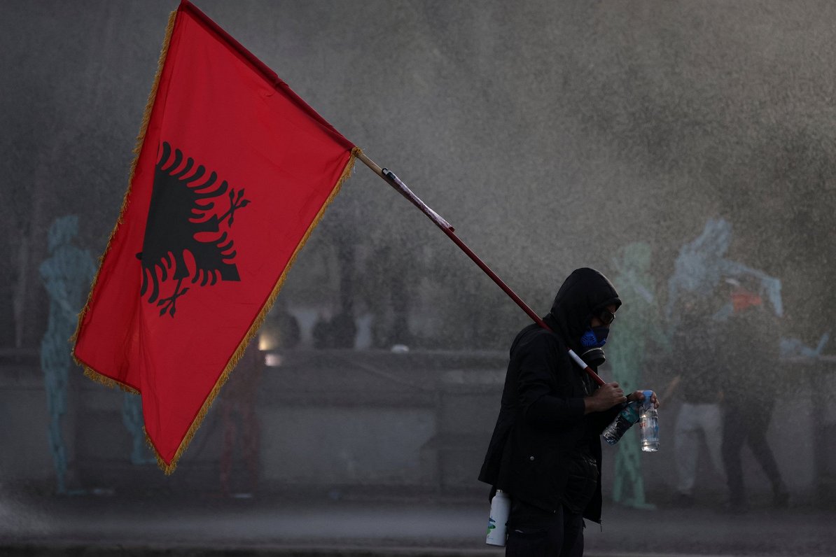 Albānijā turpinās vardarbīgi protesti pret valdību