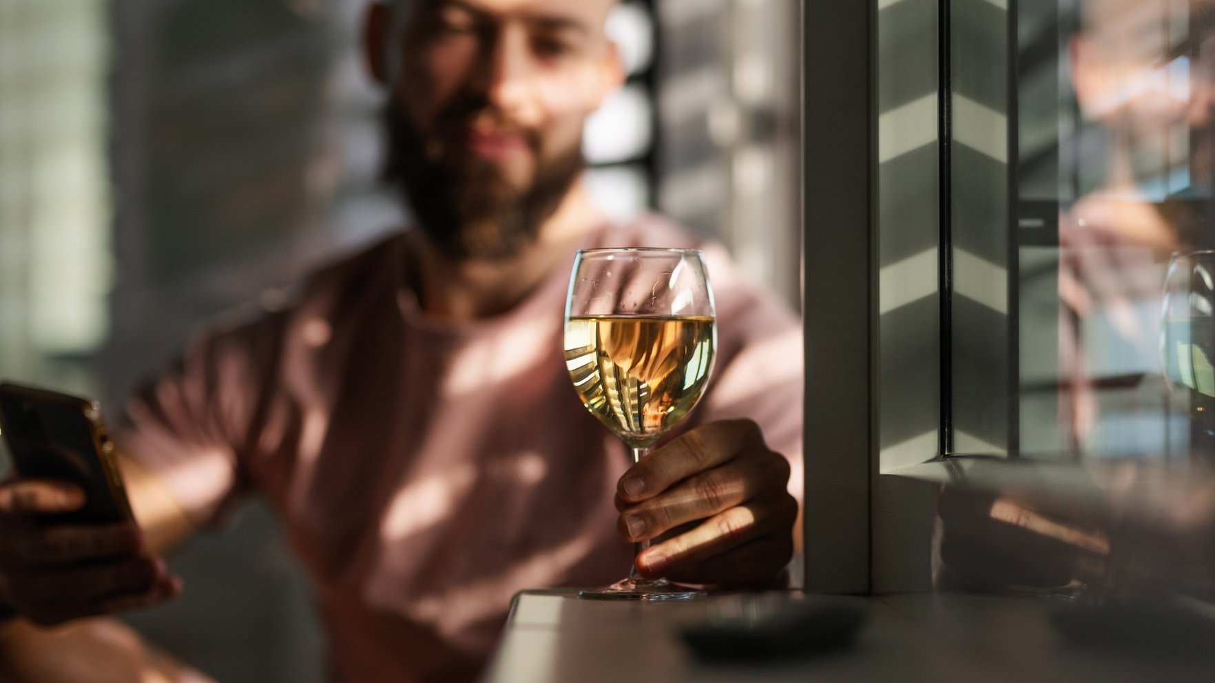Alkohola atkarības risks: pat nelielas devas var kaitēt smadzenēm