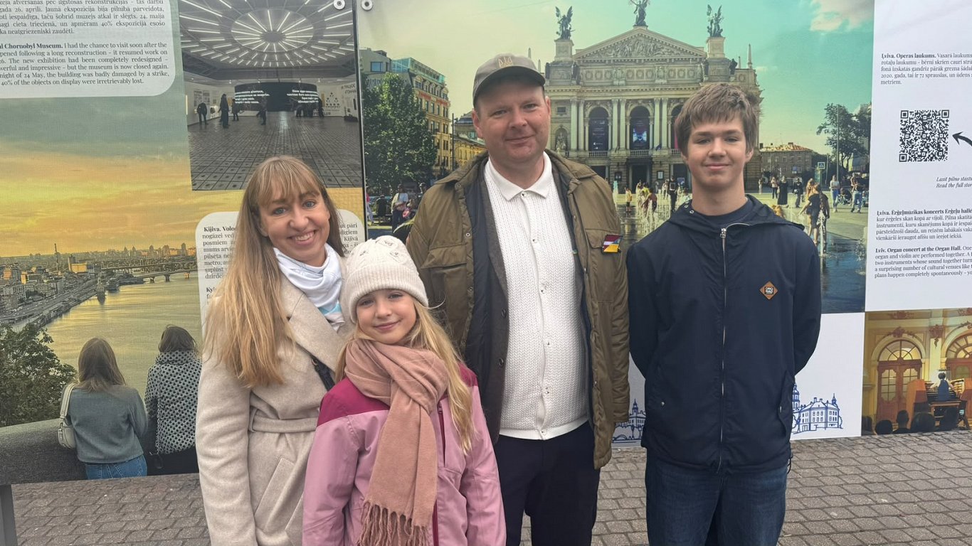Ar fotoizstādi Rīgā vāc ziedojumus bērniem Ļvivā