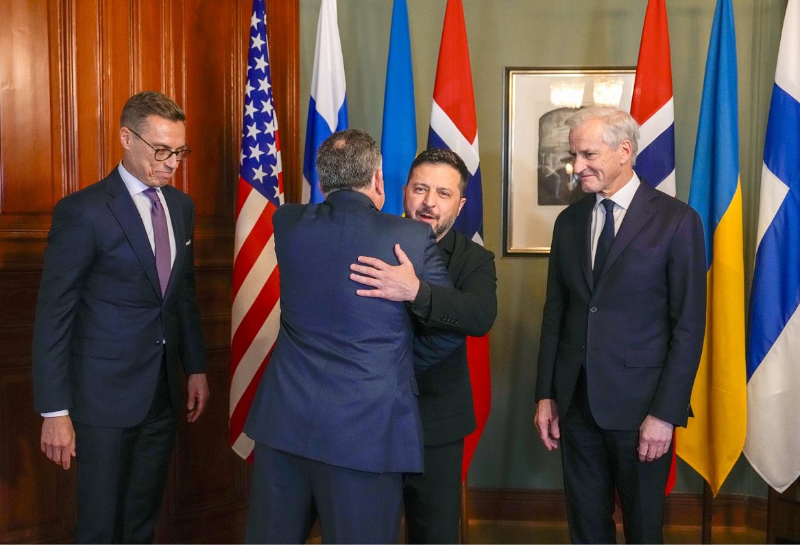 ASV prezidenta sūtnis Vitkofs ierodas Sanktpēterburgā pēc sarunas ar Zelenski