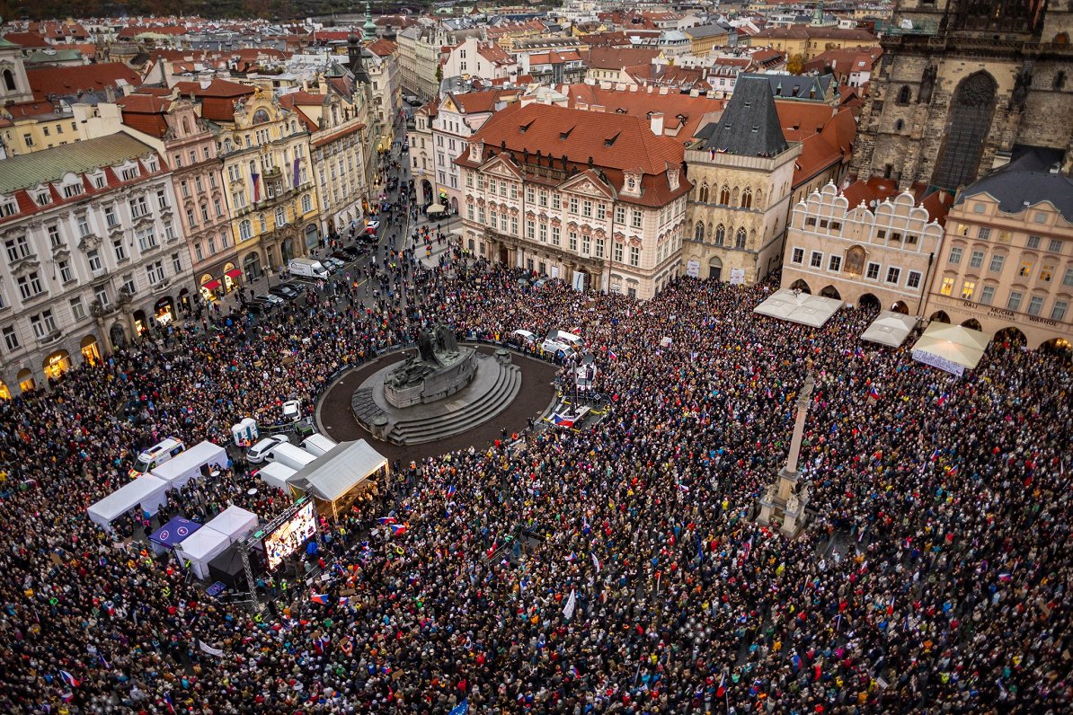 Čehijā tūkstošiem cilvēku protestē pret sabiedrisko mediju finansēšanas modeļa maiņu