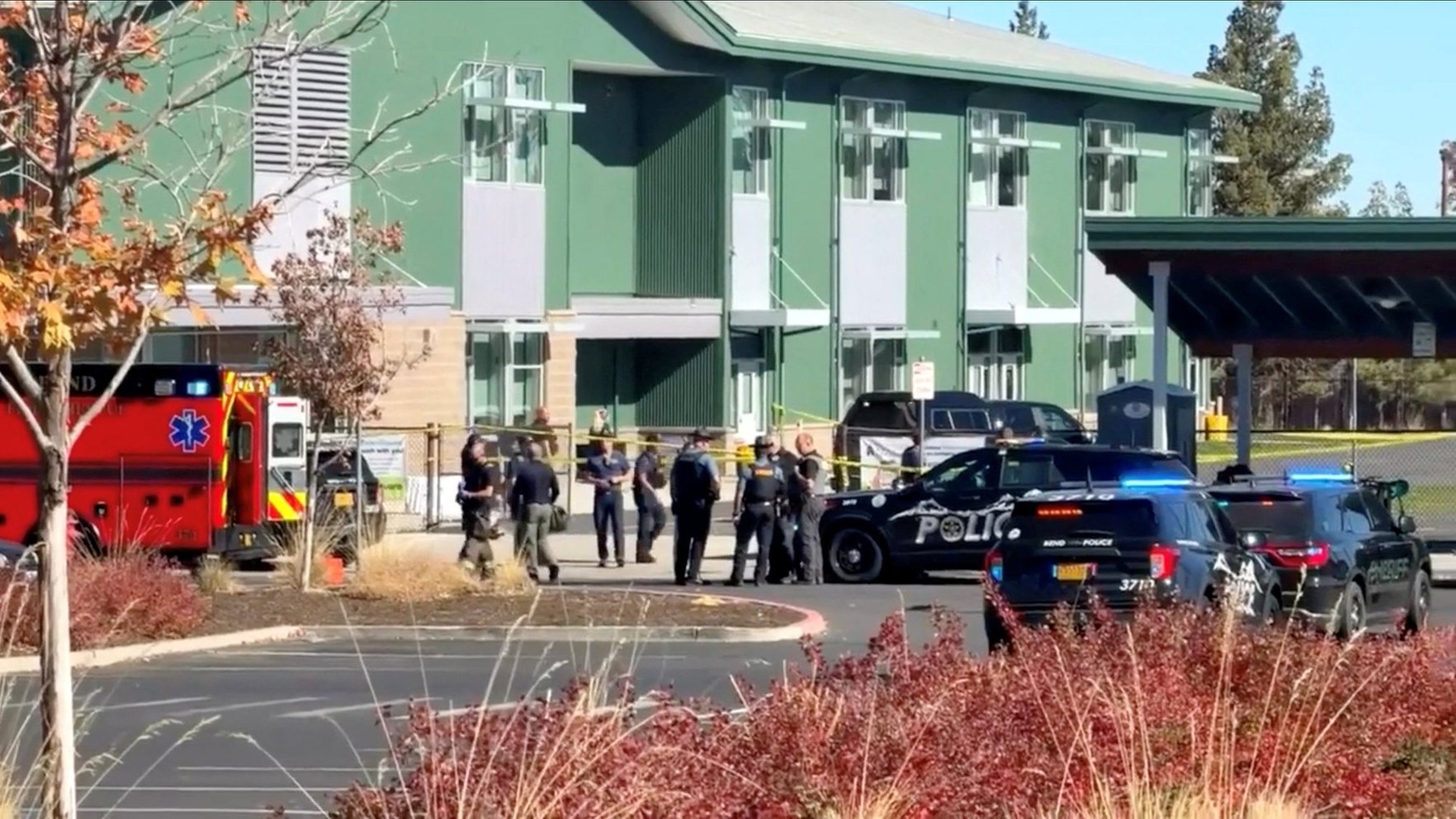 Četri bojāgājušie apšaudē pamatskolā Oregonā, ASV