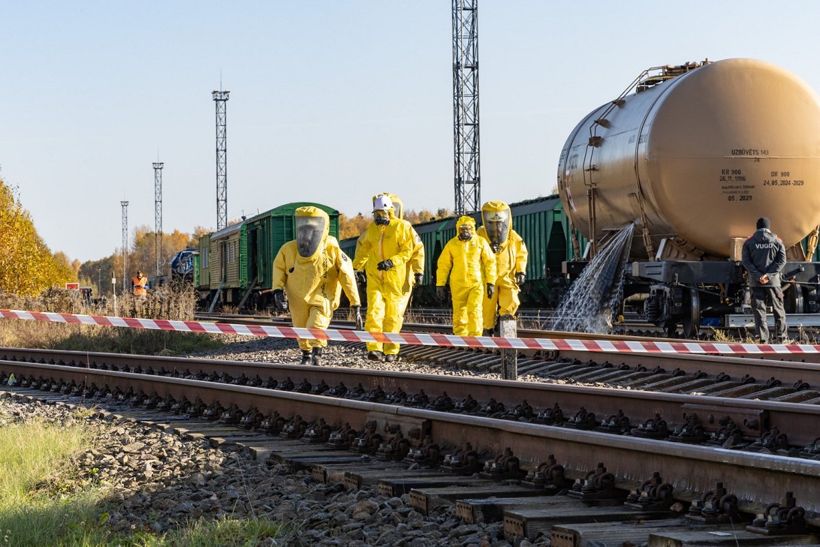 Degvielas noplūde un gaisa apdraudējums Rēzeknē: dienestu sadarbība uz dzelzceļa