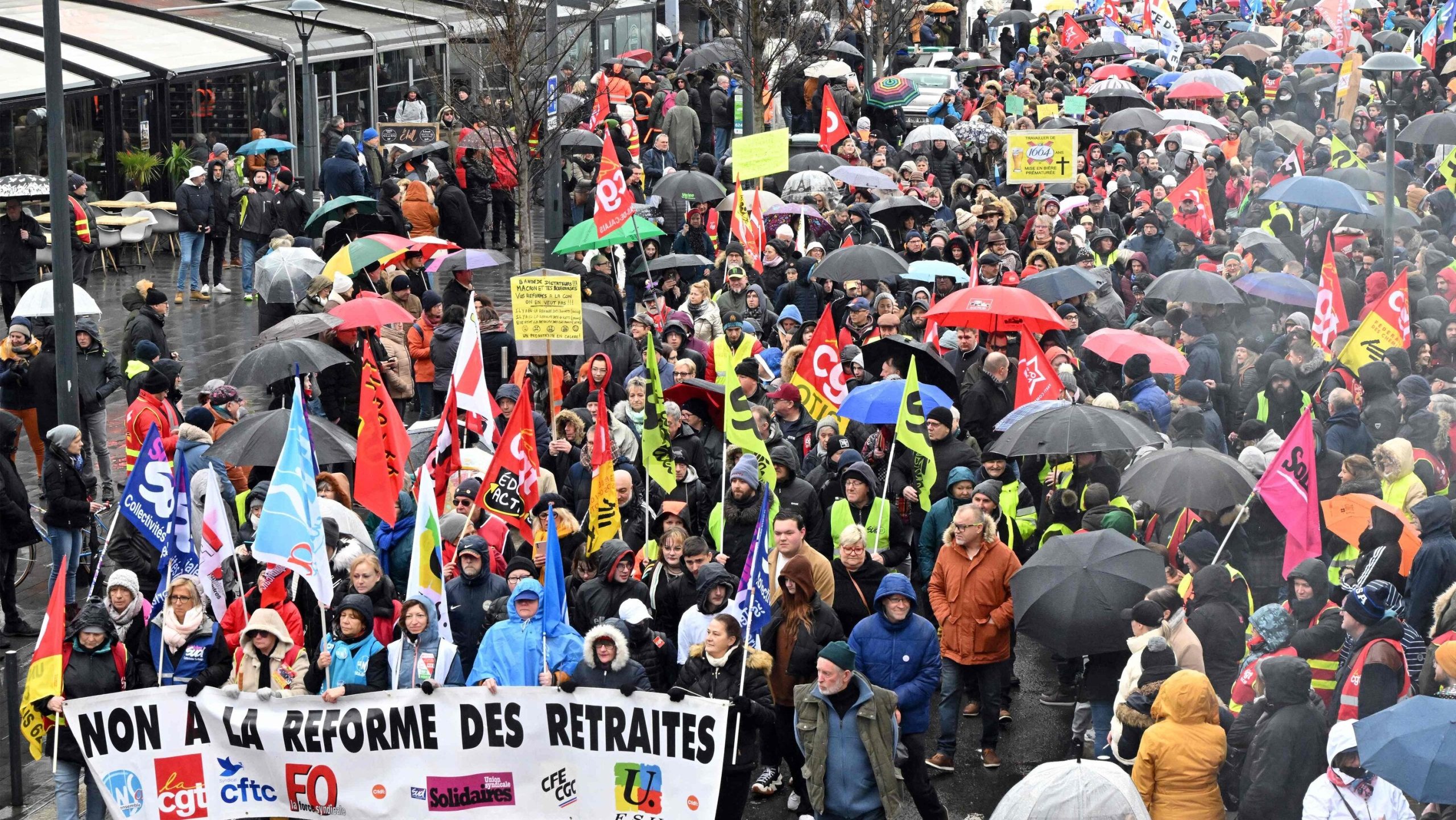 Francijas prezidents Makrons protestos vaino arī sociālos medijus – tie kaitē demokrātijai