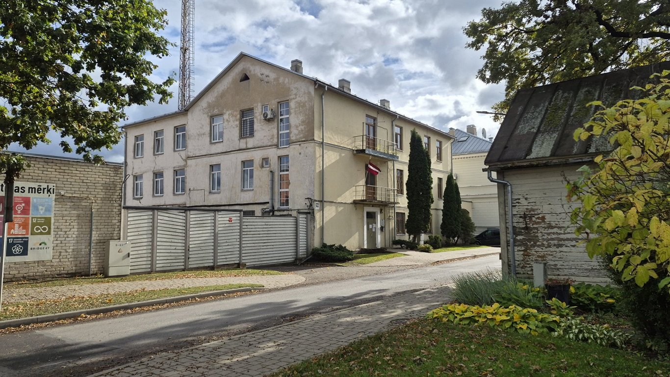 Griestu stāvokļa dēļ slēdz policijas iecirkņa ēku Jēkabpilī