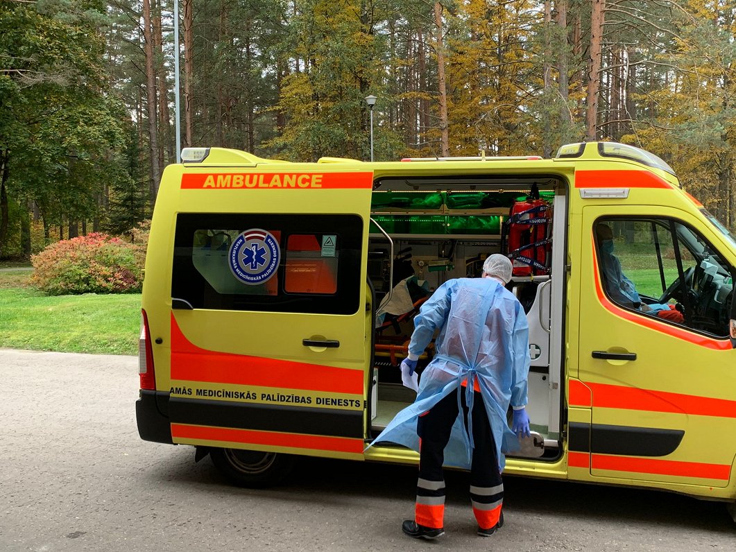 Izmeklē kebabnīcā strādājoša tuberkulozes pacienta iespējami inficētos; klientiem apdraudējuma nav