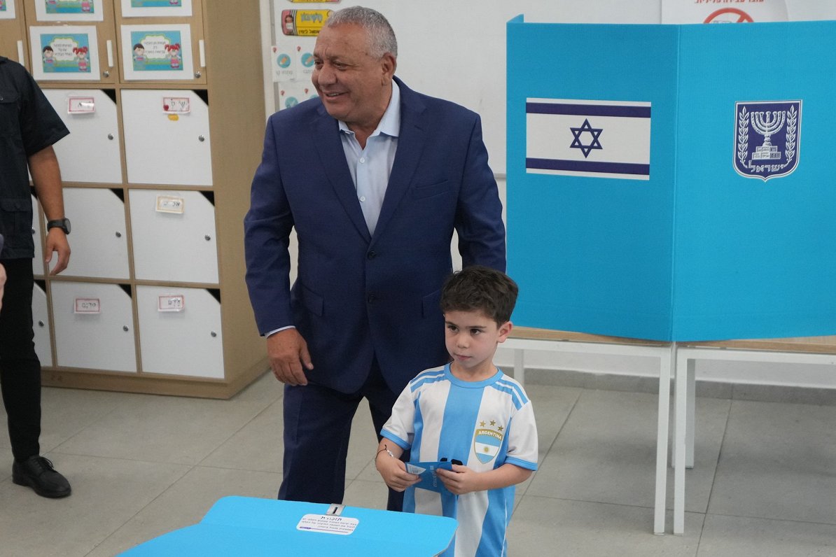 Izraēlas parlamenta vēlēšanas noslēgušās bez skaidra uzvarētāja