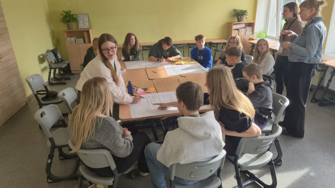 Kuldīgā jauniešiem dod iespēju kļūt par «deputātiem» domes sēdes simulācijā