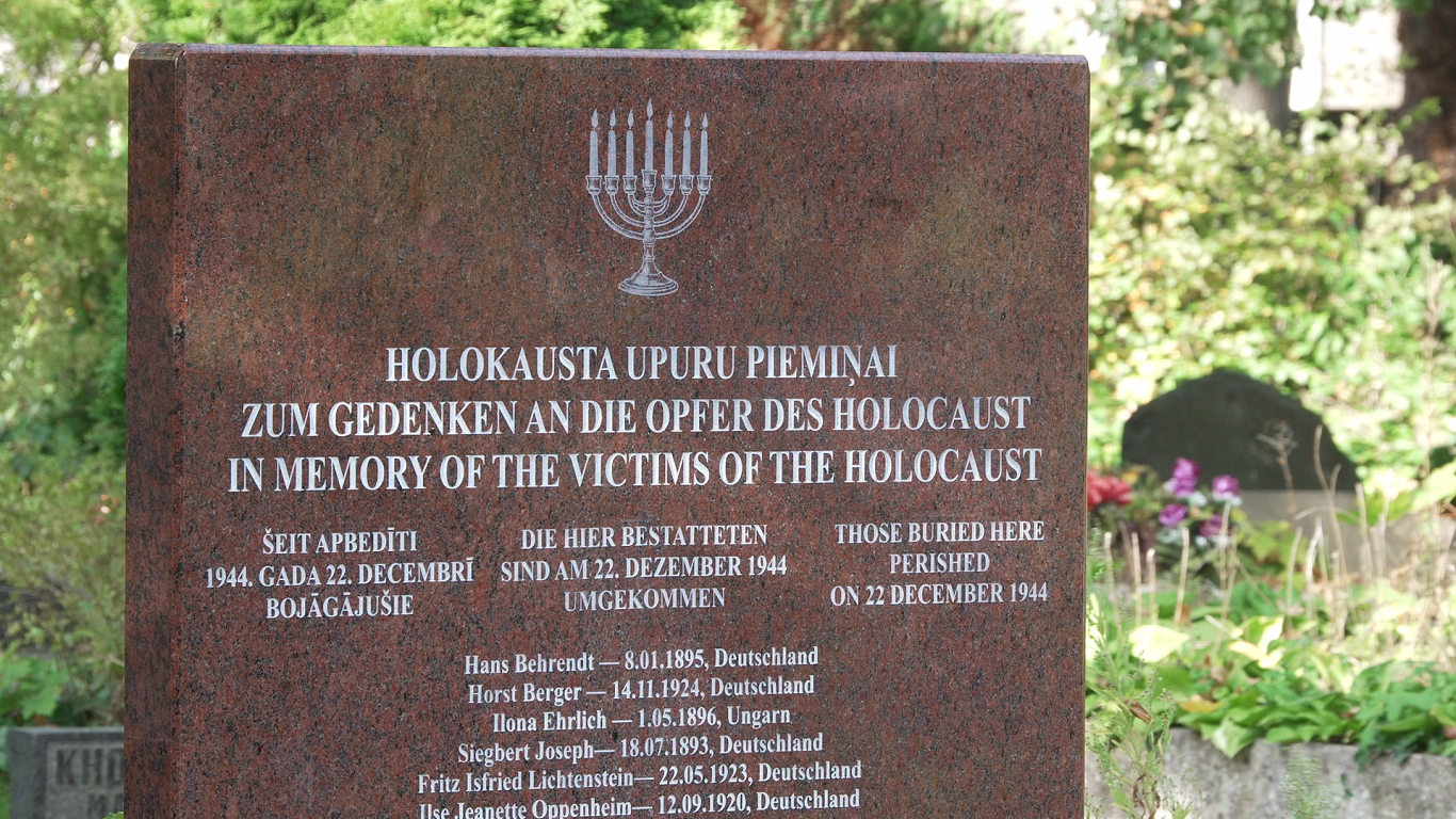 Liepājā atklāts memoriāls holokausta upuriem