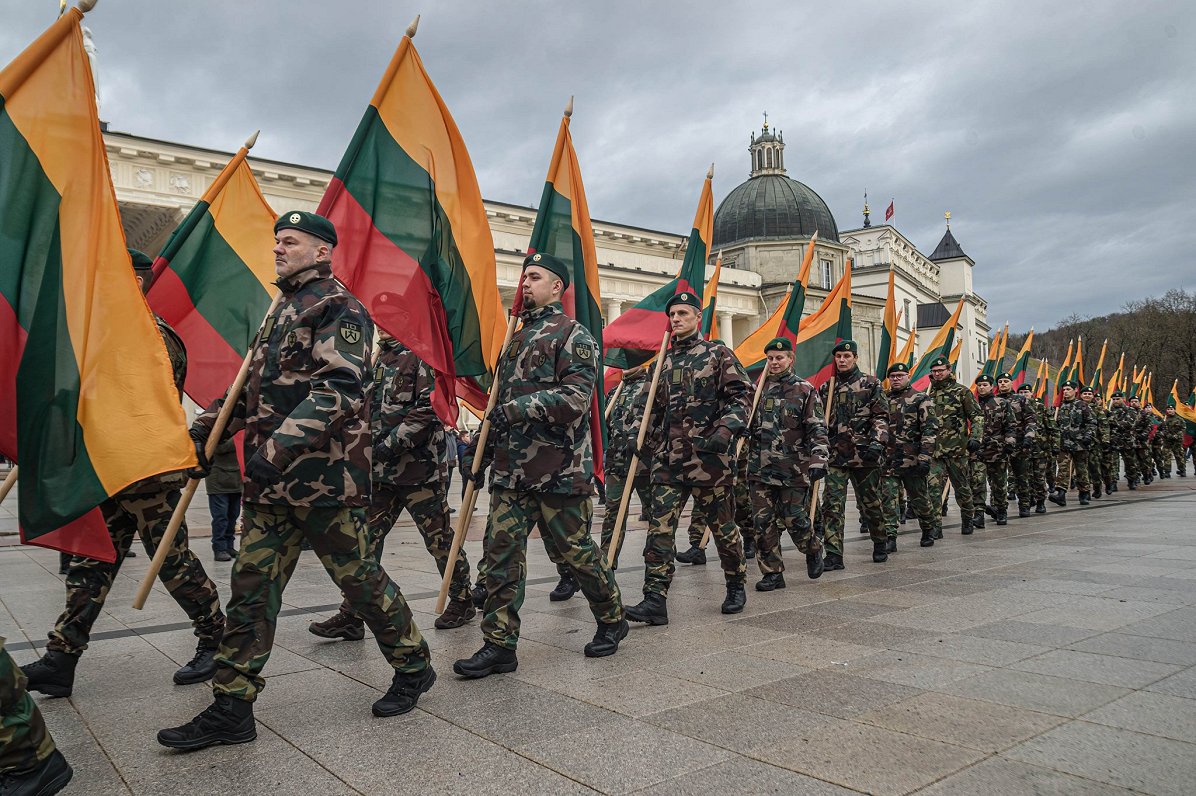 Lietuvā plāno 2032. gadā atjaunot obligāto militāro dienestu