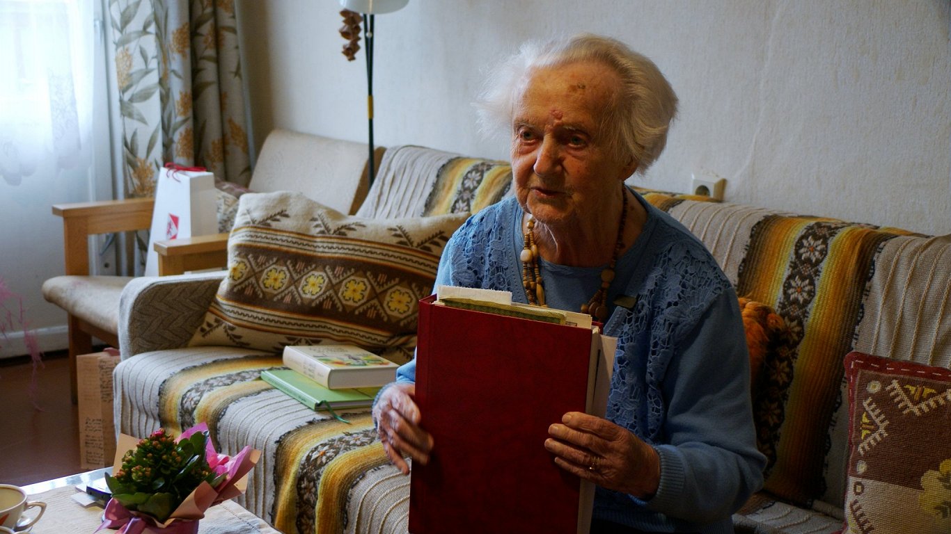 Mirdza Birzniece svin 100. dzimšanas dienu Aizputē