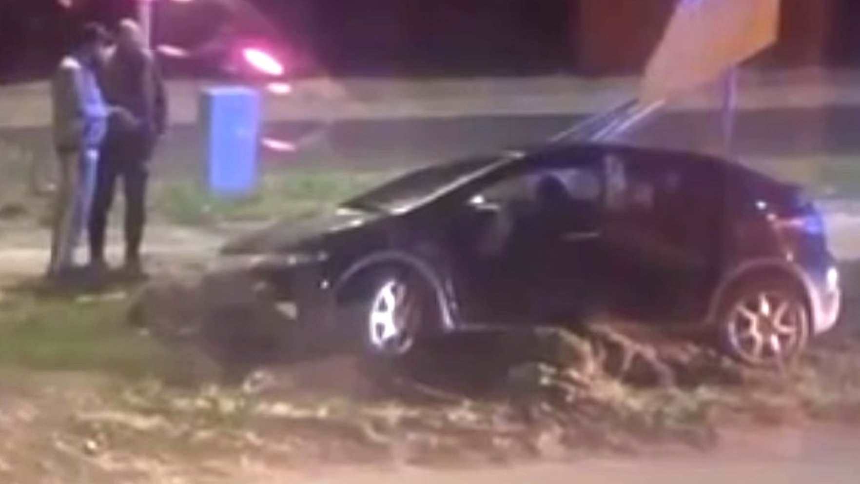 Rīgā avarē auto, vadītājs noņem numurzīmes un aiziet prom