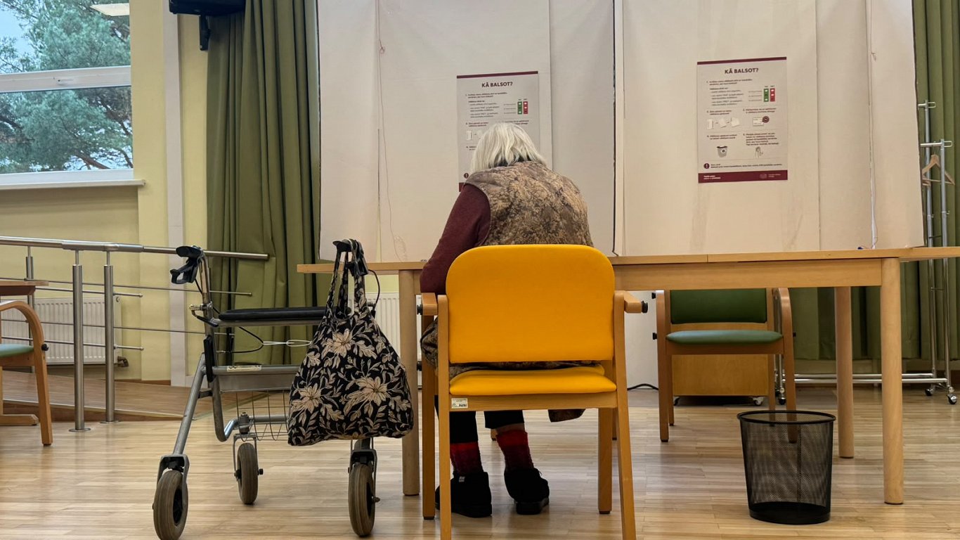 Seniori aktīvi vētī kandidātus un piedalās vēlēšanās