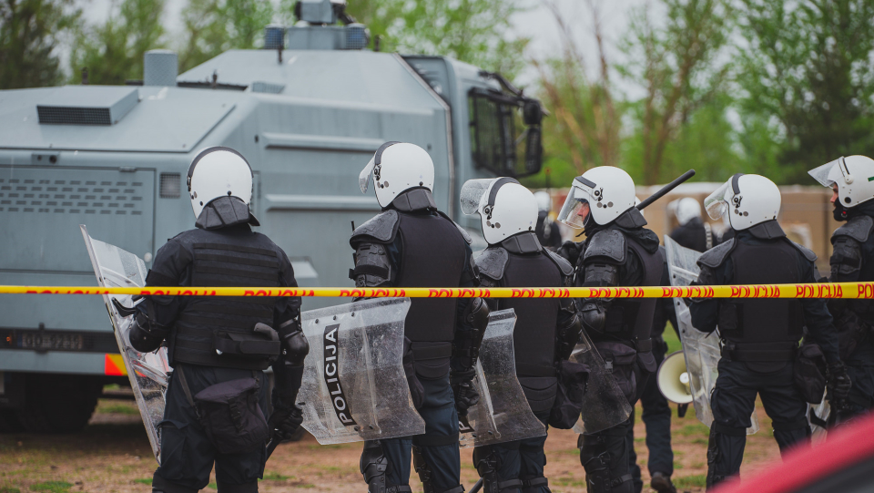 Speciālo uzdevumu bataljons Kurzemes bāzē mācās savaldīt agresīvus pūļus