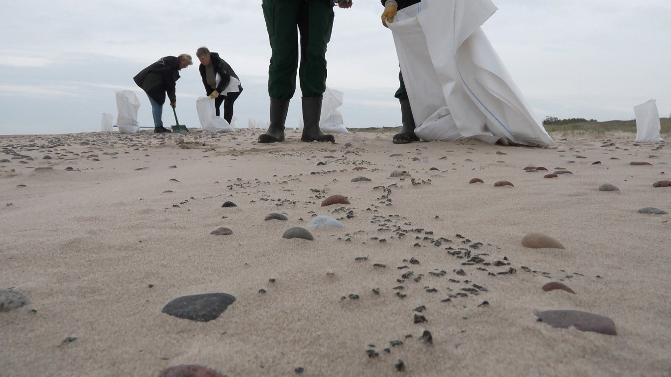 Ventspils pludmalē turpinās naftas piesārņojuma savākšana